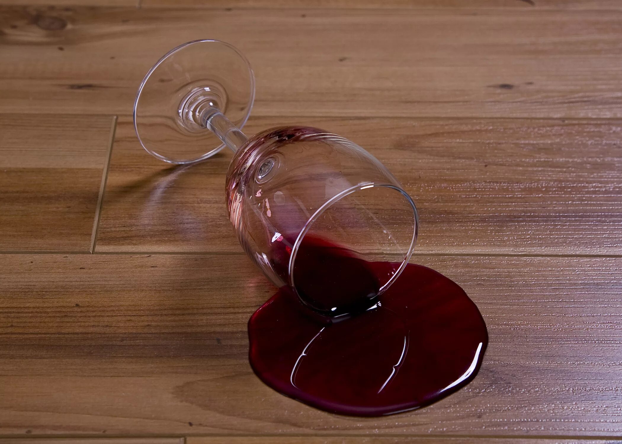 Воспитание пролить соус на скатерть. Разлитое красное вино. Разлитый бокал вина. Пролитое вино на скатерть.