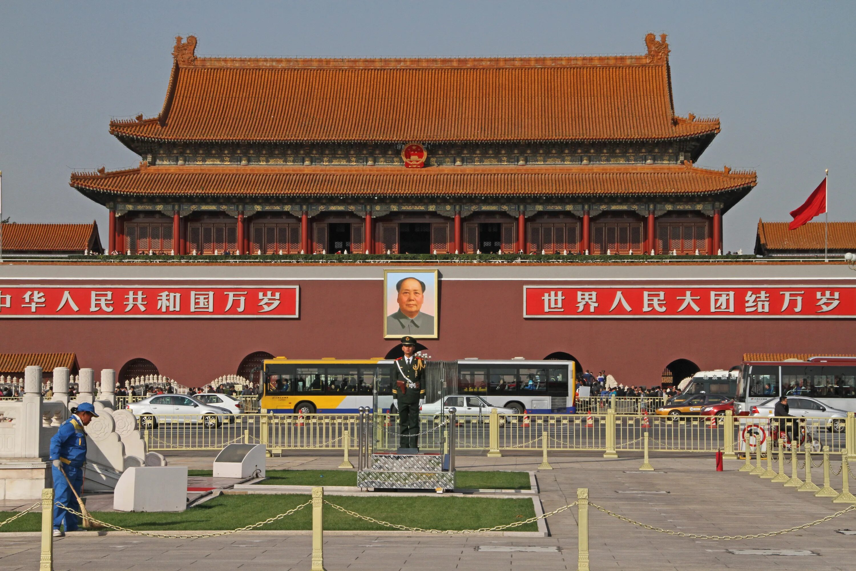 Ворота Тяньаньмэнь 4к. Площадь Тяньаньмэнь 8-метровый памятник Конфуцию. Отель рядом площадь Тяньаньмэнь. Большой Шлепа Тянь Ань Мень. China addresses