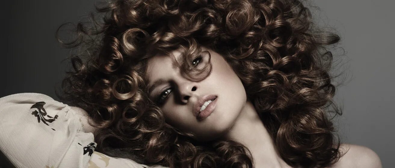 Кудрявые волосы у девушек. Лиза соберано. Кудри вика исакова. Кудрявые волосы. Волнистые волосы у девушек.