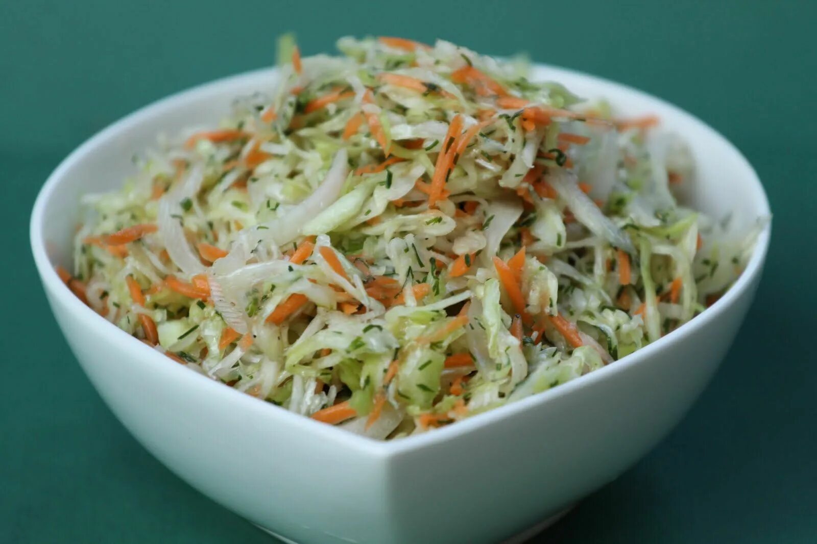 Капуста рецепты. Салат из капусты. Салат витаминный. Капустный салат. Салат овощной с капустой.