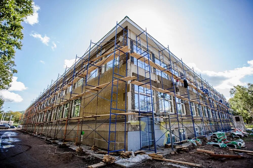 Капремонт мкд. Реконструкция школы. Покраска подъездов в многоквартирном доме. Капитальный ремонт здания. Капитальный ремонт здания.