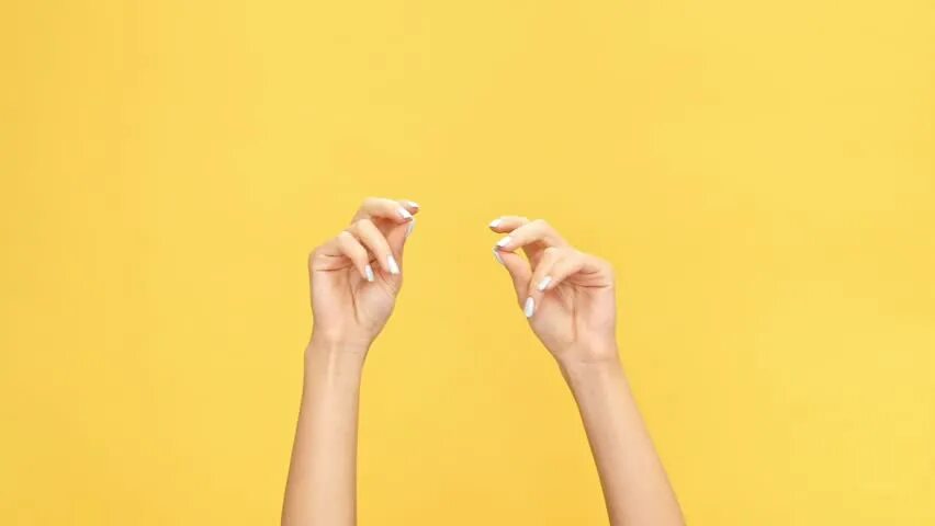 Over finger. Women finger yellow. щёлкает пальцем нуль абстракция. щелчок пальцами girl music. картинки красивый женский щелчок пальцев на пудровом фоне.