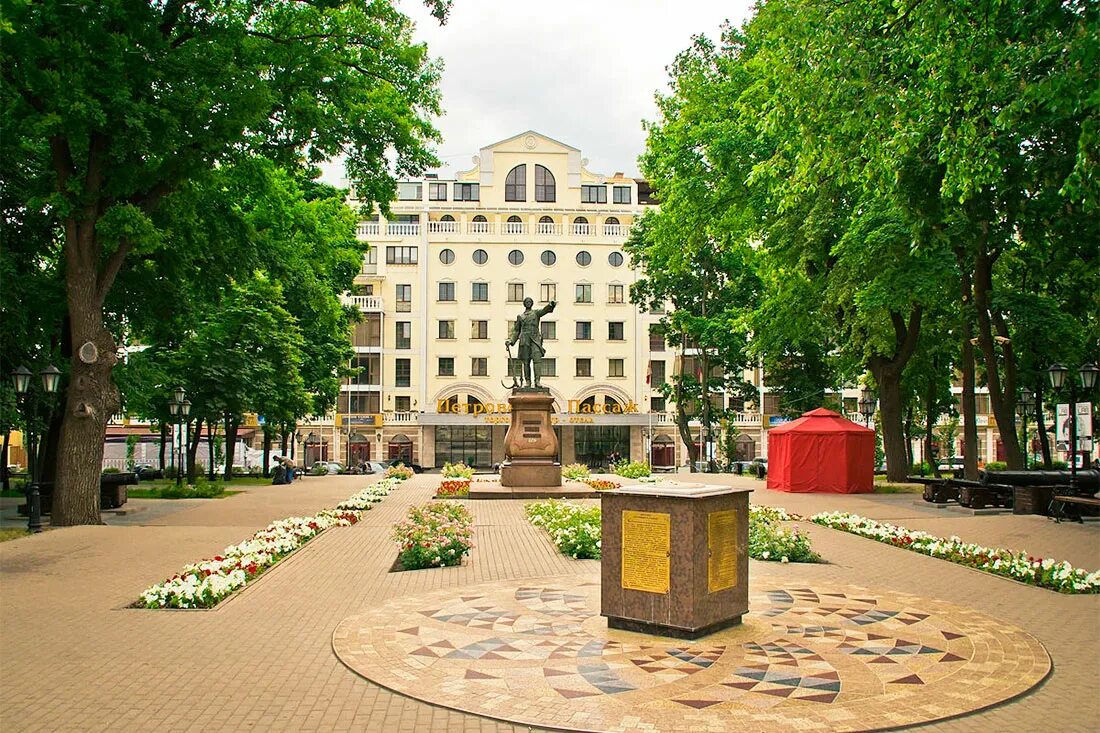 Памятник петру в воронеже в петровском сквере. Петровский сквер воронеж памятник. Петровский сквер с памятником петру 1 воронеж. Петровский сквер воронеж памятник. Петровский сквер воронеж памятник.