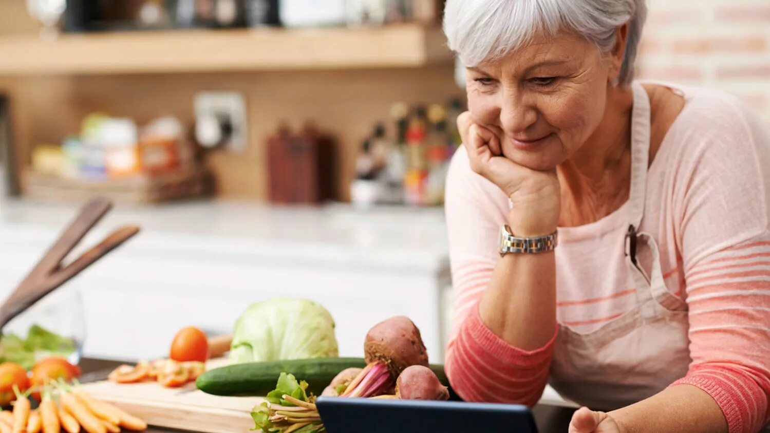 Питание пожилых. Здоровое питание для пожилых людей. Здоровая еда в пожилом возрасте. Здоровые пенсионеры.