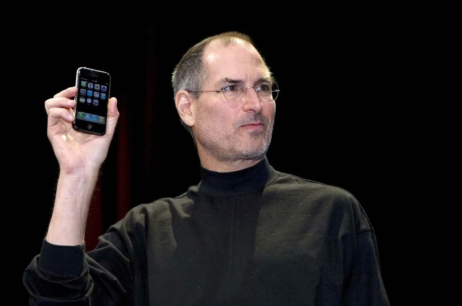 Первый iphone год выпуска. Стив Джобс 2007. Стив Джобс айфон 2007. Стив Джобс айфон 1. Стив Джобс с айфоном.