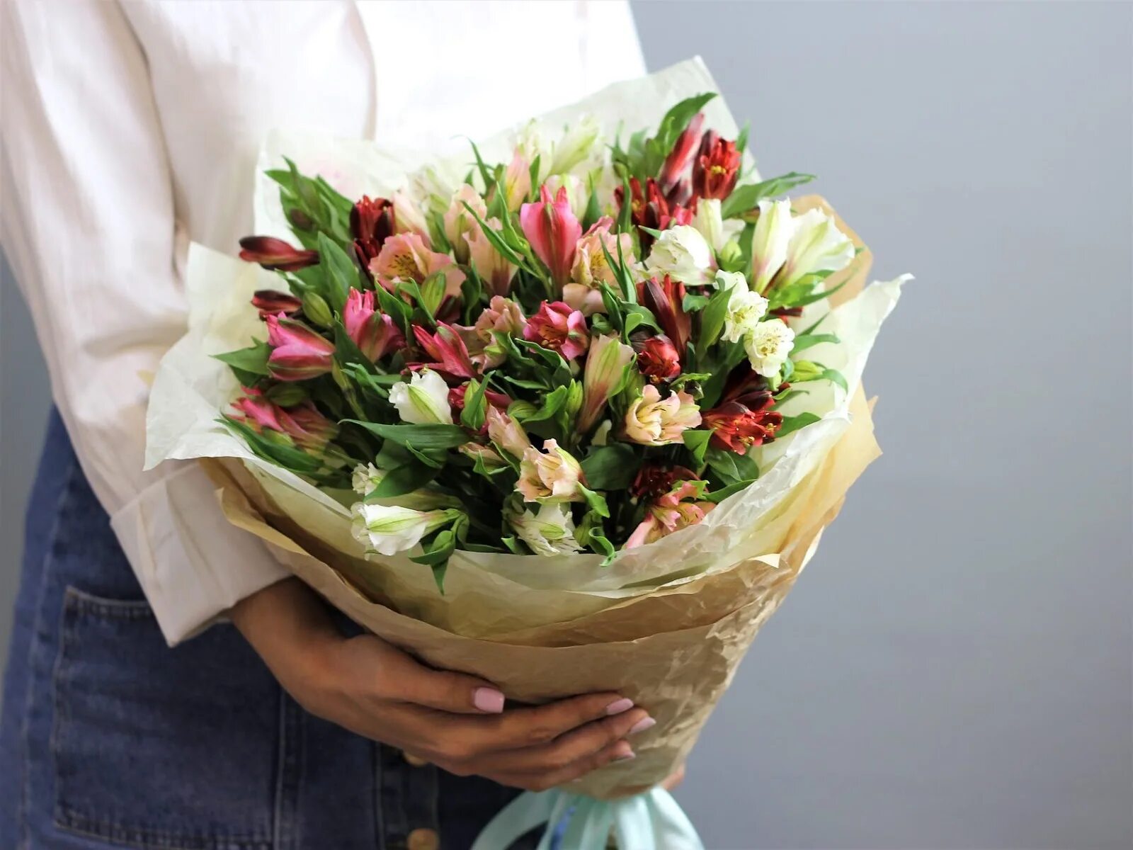 Какие цветы дарят на 1. Первоклассник с цветами. Какие цветы дарят на 1. Цветы для первоклассника. Букет цветов на 1 сентября учителю мужчине.