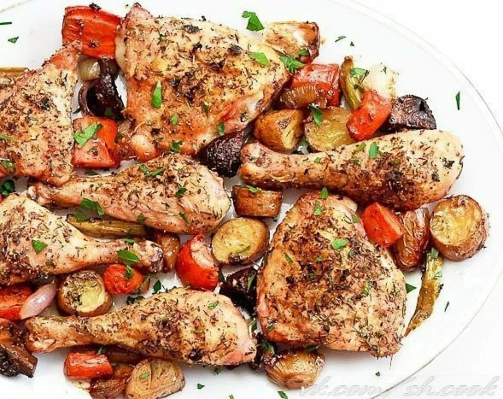 Замороженные овощи с курицей в духовке. Курица с овощами. Курица запеченная с овощами. Курица запеченная с овощами в духовке. Запеченная Курочка с овощами.