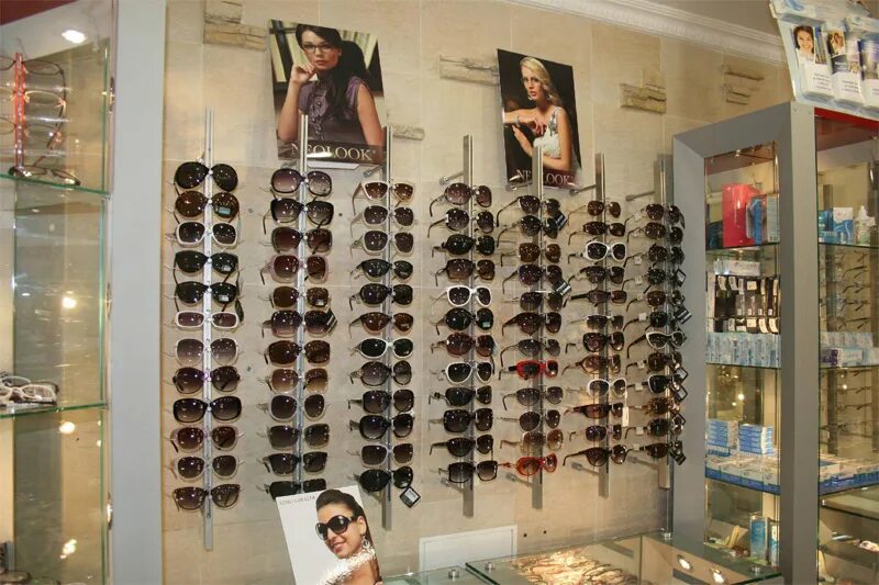 Оборудование для солнечных очков. Витрина с очками. Оптика магазин очков. Как называется магазин очков. Торговое оборудование для очков солнцезащитных.