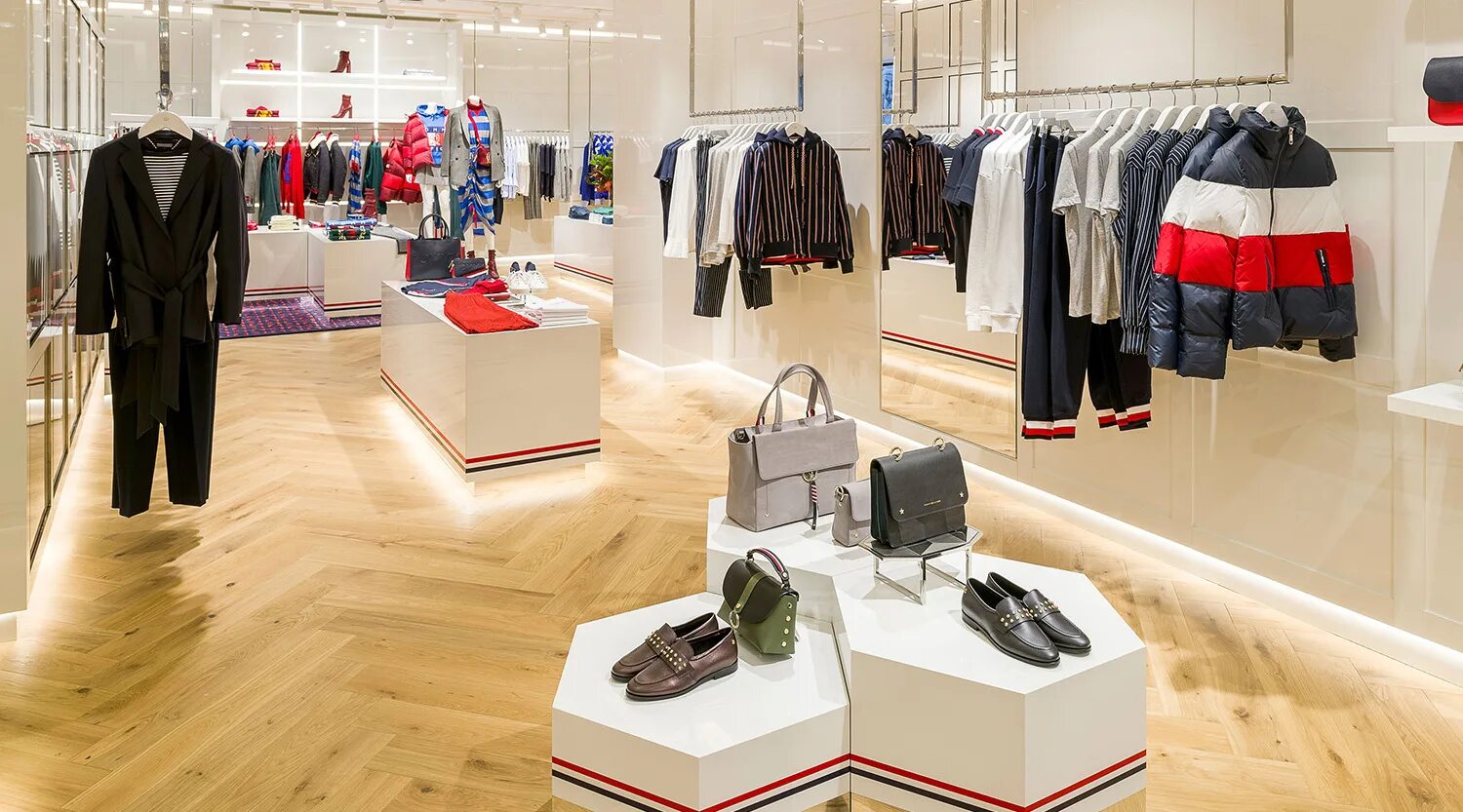 Мужской outlet. Tommy Hilfiger shop. Tommy Hilfiger clothes. Магазин Томми Хилфигер в Москве. Магазин Томми Хилфигер изнутри.