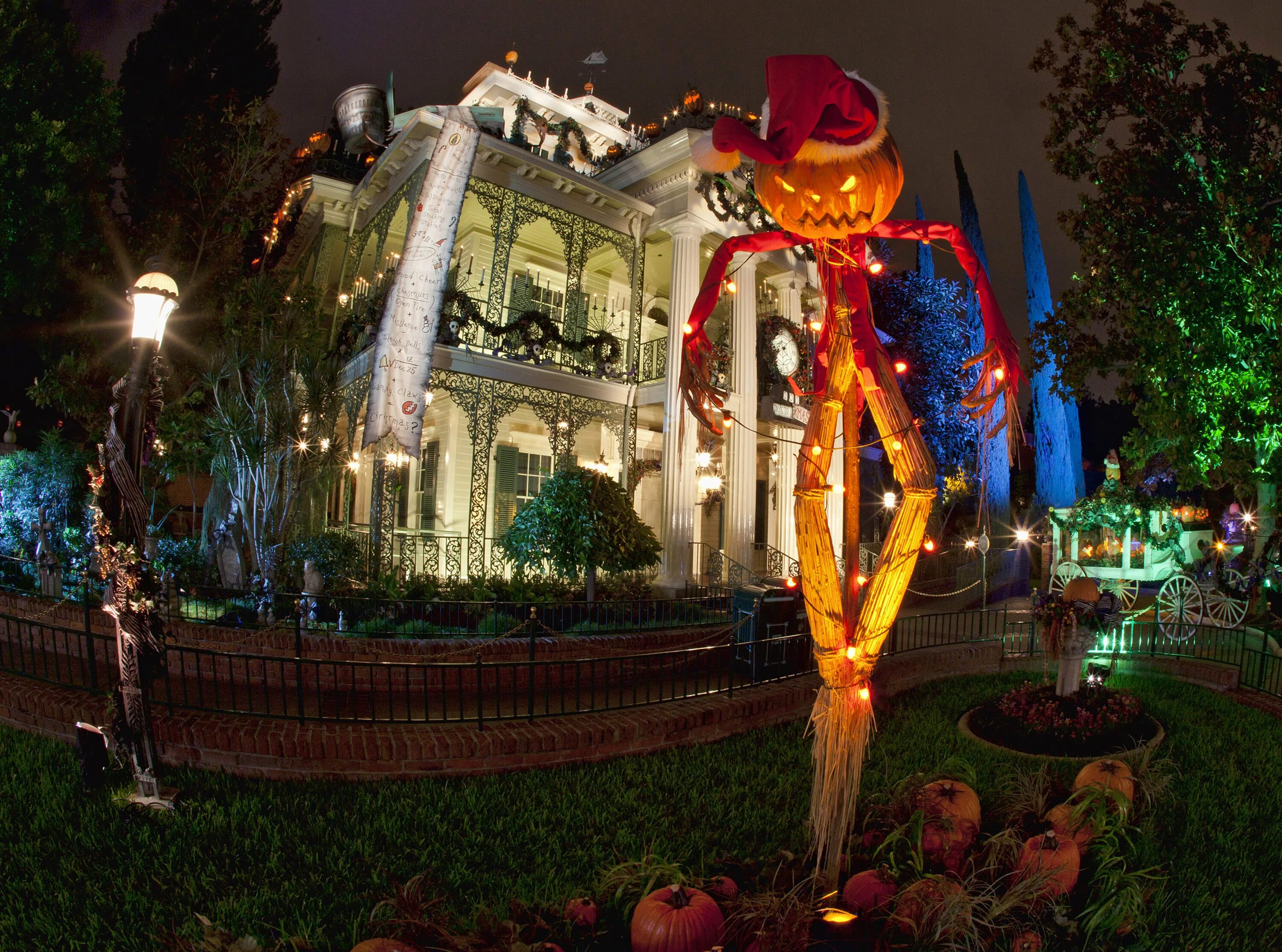 Disneyland Haunted Mansion аттракцион. Haunted Mansion в Диснейленде Токио. Диснейленд в Париже аттракционы дом с привидениями. Диснейленд замок с привидениями Париж.