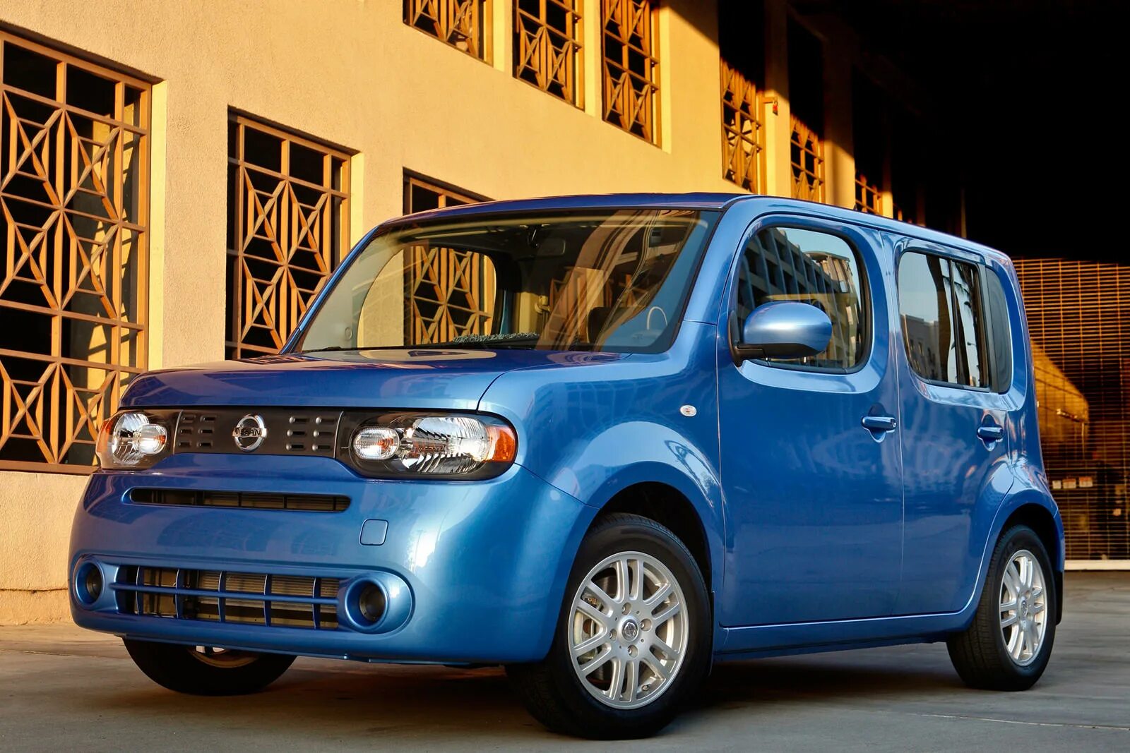 Ниссан куба отзывы. Nissan Cube z13. Nissan Cube 3. Ниссан куб 2012. Nissan Cube z12 левый руль.