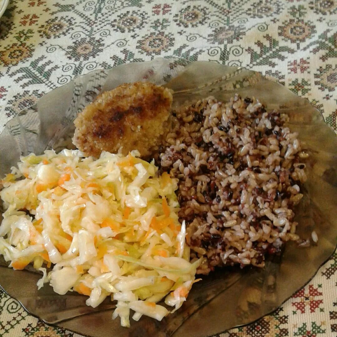 рис с капустой. свежая капуста с рисом. рис с капустой и мясом. жареная капуста с рисом. капуста с рисом тушеная на сковороде.