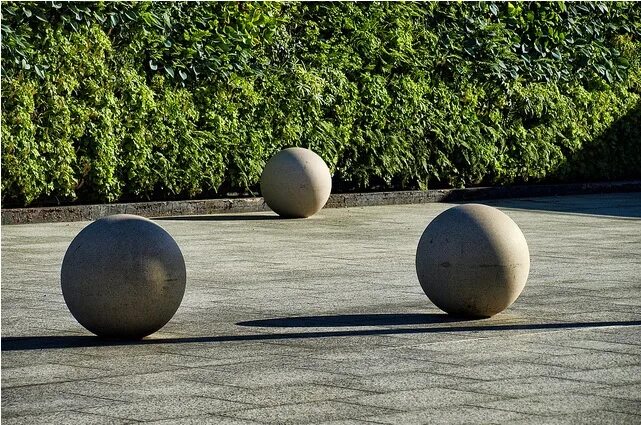 Бетонный шар весит. Бетонный шар. Бетонный шар для дачи'. Современный экстерьер бетонный шар. Железобетонный шарик.