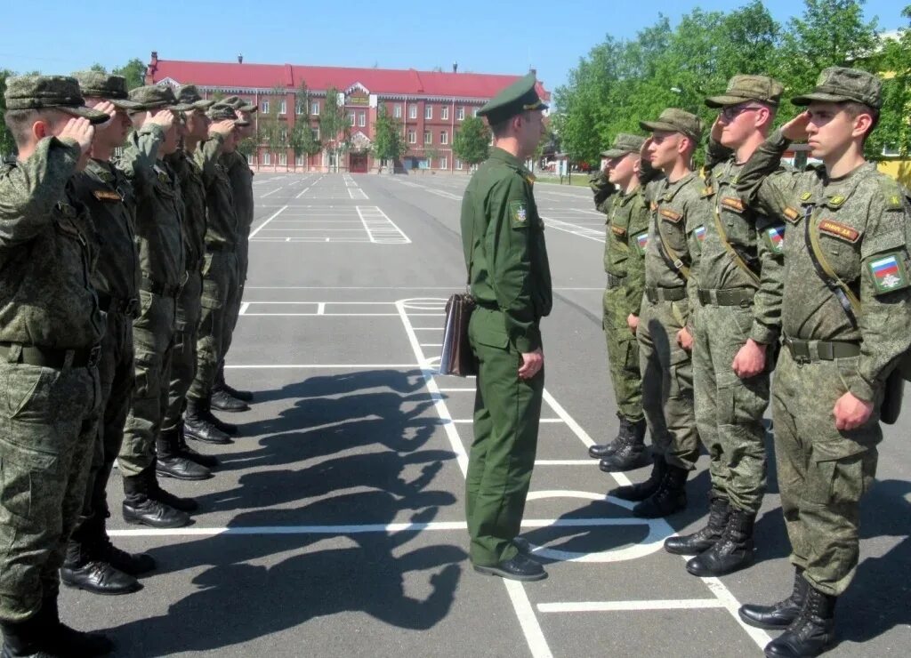 Генерал на плацу. Военнослужащий вс РФ. Строевая в армии. Солдаты на строевой. Занятие по строевой подготовке.