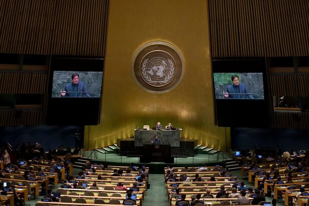 Оон разрешила. Зал Генеральной Ассамблеи ООН. Генеральная Ассамблея ООН 1959. Генеральной Ассамблеей ООН В 1993. 76-Й сессии Генеральной Ассамблеи ООН.