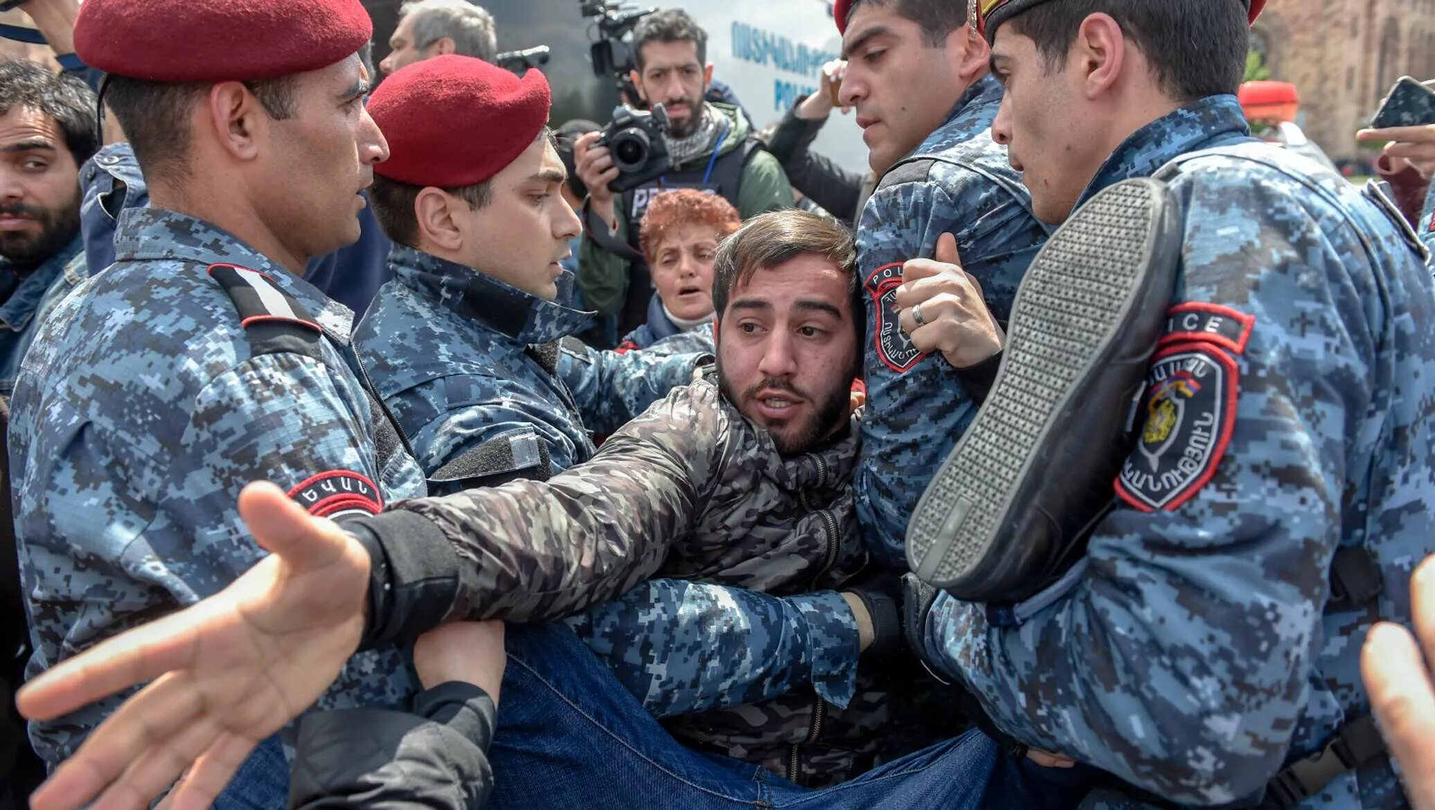 Вести армяне. Красные береты в Армении. Азербайджанский Майдан. Украинцы в Ереване. Ереван воинская часть.