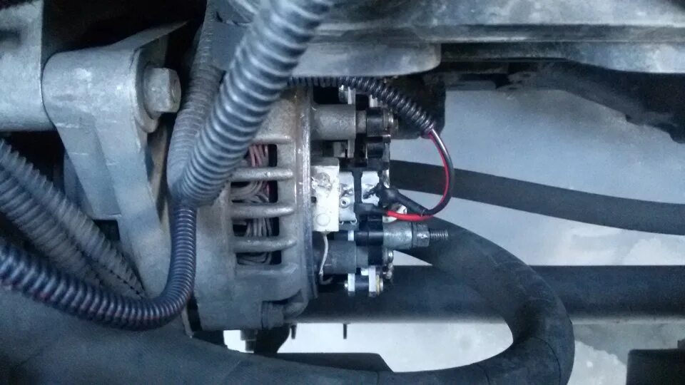 Реле зарядки ваз 2112 16 клапанов. Реле зарядка на акб ваз 2112. Не идет зарядка 2112. Расположение генератора ваз 2112. Регулятор зарядки ваз 2115.