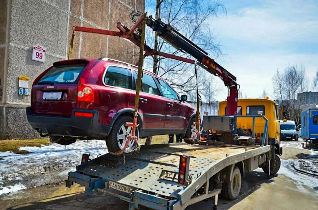 Эвакуатор вызвать подольских курсантов 35 заказать эвакуатор. 2131 Эвакуатор. ЗИЛ 33241 эвакуатор. Погрузка автомобиля на эвакуатор. Эвакуатор манипулятор.