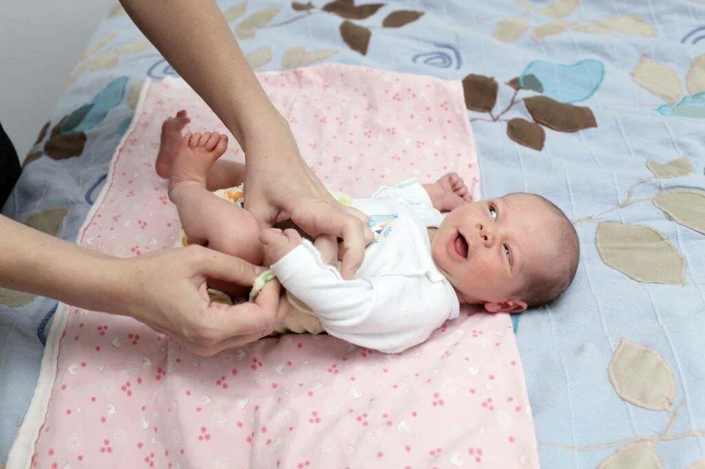 Как надевать ребенка дома. Одевание новорожденного. одевание памперса грудничку. пеленают на выписку из роддома. во что одевать новорожденного ребенка дома.
