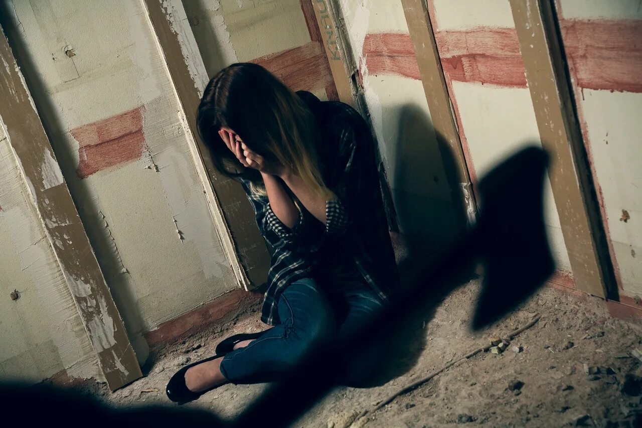 Похищенные девушки фото. Девушка в подвале 2021. Брюнетка тащится в подвале.