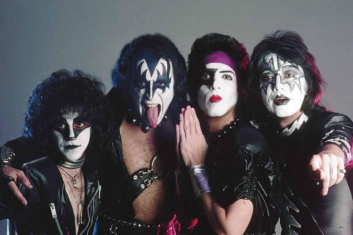 Группа Кисс 1987. Группа Кисс 2022 без грима. Группа Кисс фото. Kiss Band пол Стэнли поцелуй. Грим группы кисс