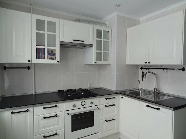 Белая кухня с черными ручками в интерьере Classic kitchen with a fresh look COCO LAPINE DESIGN Classic kitchens, Clean k