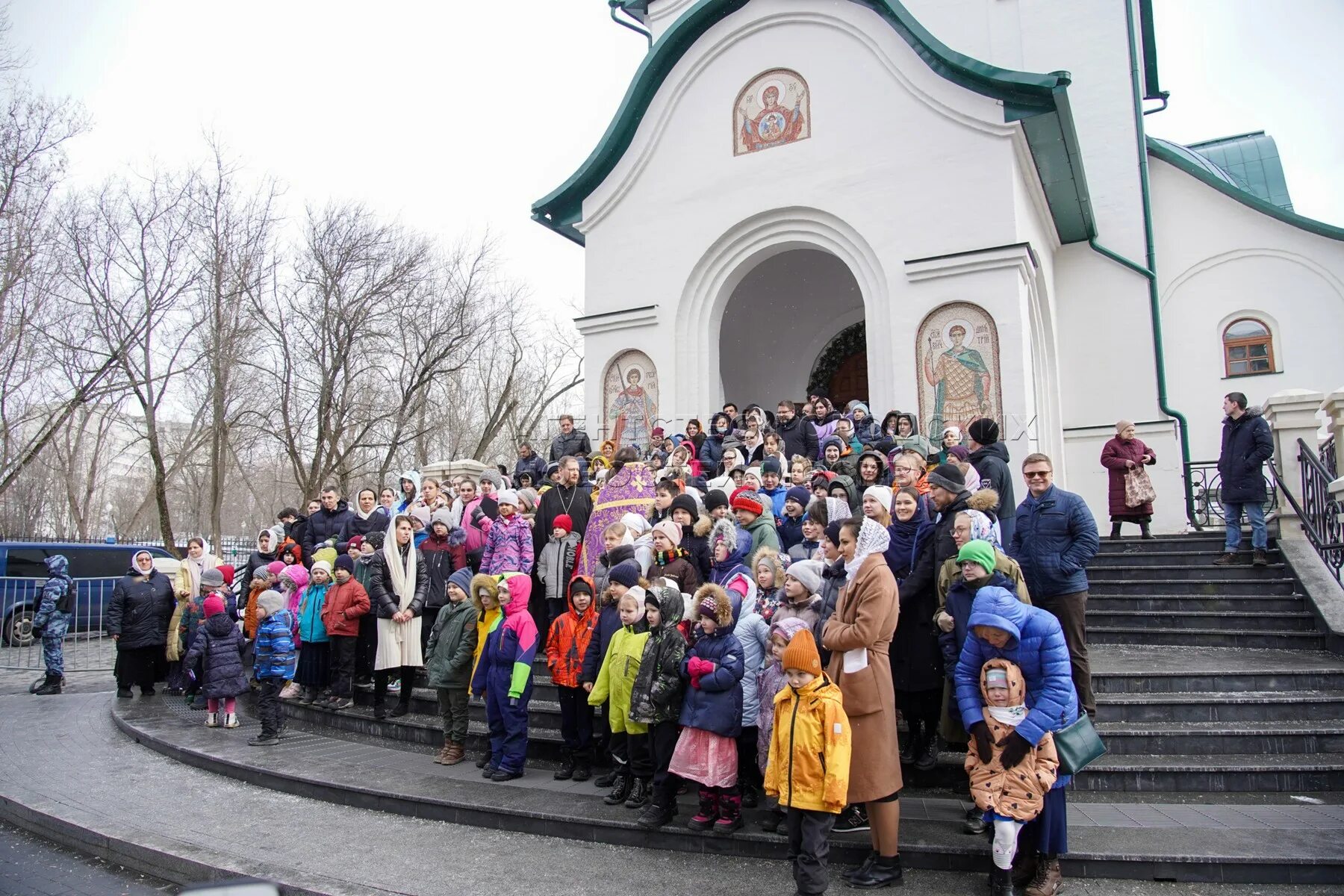 Храм великомученика Димитрия Солунского в Хорошеве. Берзарина храм великомученика Димитрия. Церковь Димитрия Солунского Берзарина. Школа Дмитрия Солунского Хорошево Мневники. Воскресный район