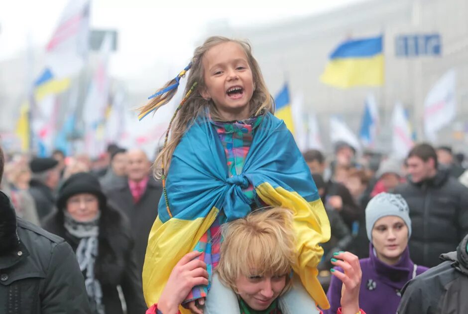 Украинцы радуются теракту в крокусе. Майдан дети. Ребенок с украинским флагом. Дети Украины сейчас.