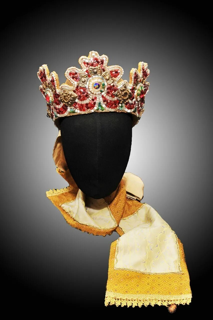 головной убор "коруна". венец убор. свадебный кокошник невесты на руси. кокошник венец коруна. русский головной убор коруна.