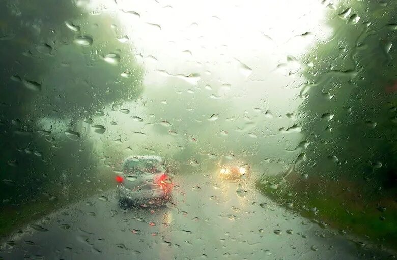 Запотевшее стекло автомобиля. Рука на запотевшем стекле машины. Потеют окна в дождь. Запотевшие стекла автомобиля. Запотевшее стекло автомобиля.