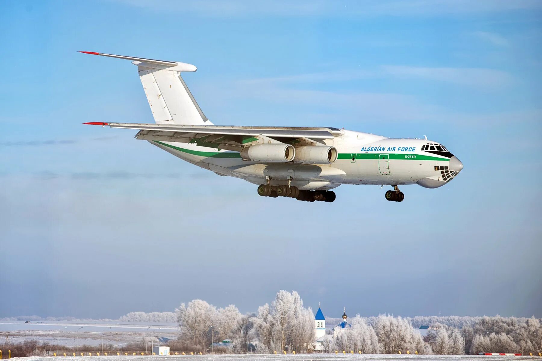 Ил-76мд вта. Военный транспортный самолет ил 76. Шасси ил 76. Ил-76 пассажирский самолёт. Ил 76 военный салон.