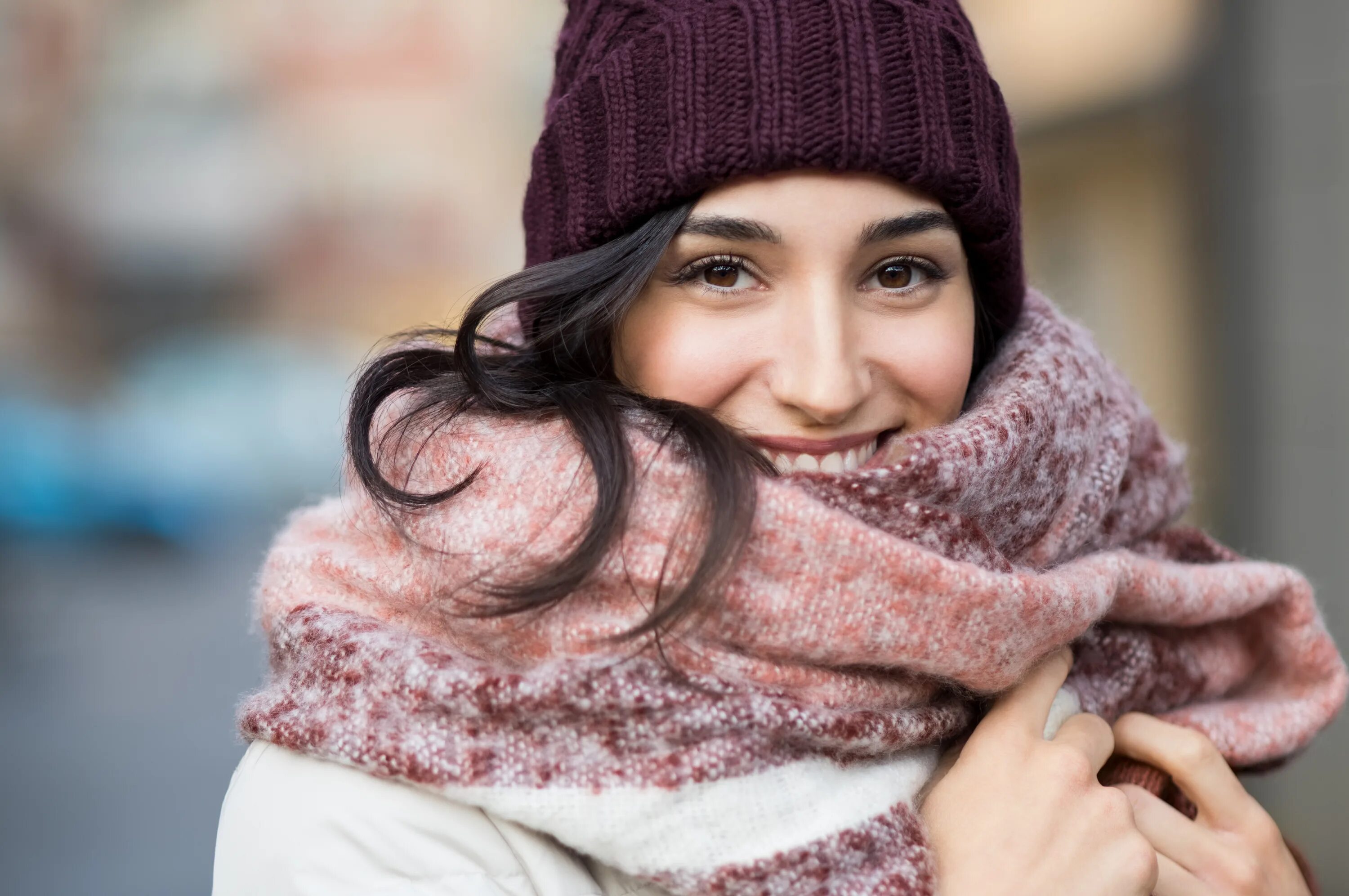 Теплая одежда зимой. Девушка в шарфе зимой. Девушка в шапке и шарфе. Шапка шарф. Девушка в шапке зимой.