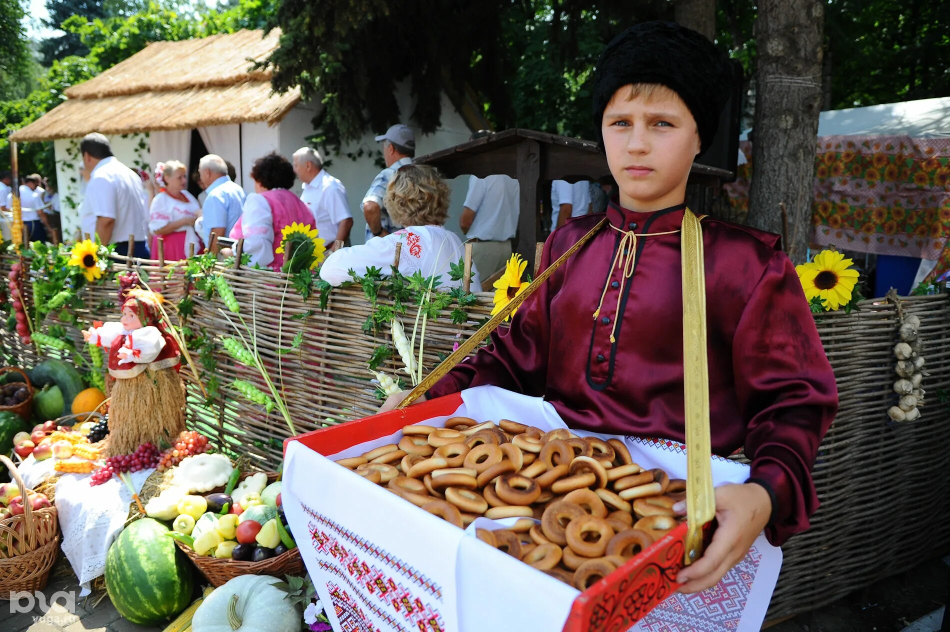 Продавец урожая. Сбор урожая. Аппликация на тему урожай. Композиция на тему рынок. Аппликация продавец урожая.