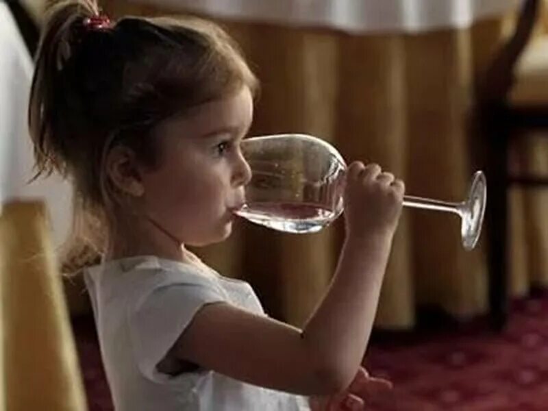 Детям пить вино. Ребенок с рюмкой. Дети с детским шампанским. Дети пьют вино. Дети пьют шампанское.