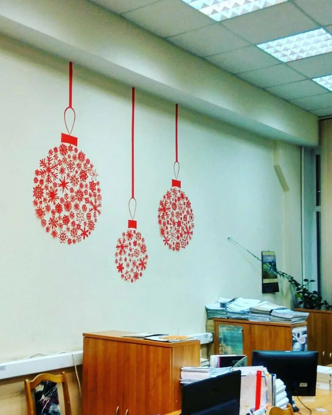 Новогоднее оформление на работе. Новогоднее украшение кабинета. украшение офиса. украсить кабинет к новому году. украшение офиса на новый год.