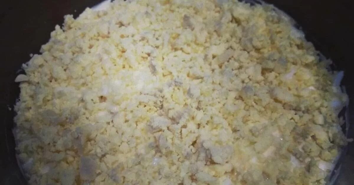 Салат печень трески с яйцами и сыром. Салат с печенью трески и с плавленым сыром. салат печень яйцо сыр. салат из печени трески и плавленного сырка. салат с печенью трески слоеный с плавленным сыром.