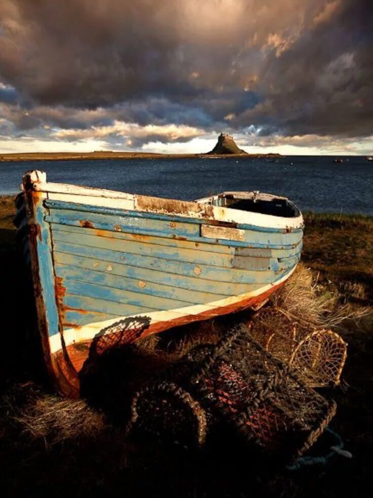 Старая деревянная лодка. Старая лодка на берегу. Лодка деревянная старинная. Старая лодка. Старинная лодка.