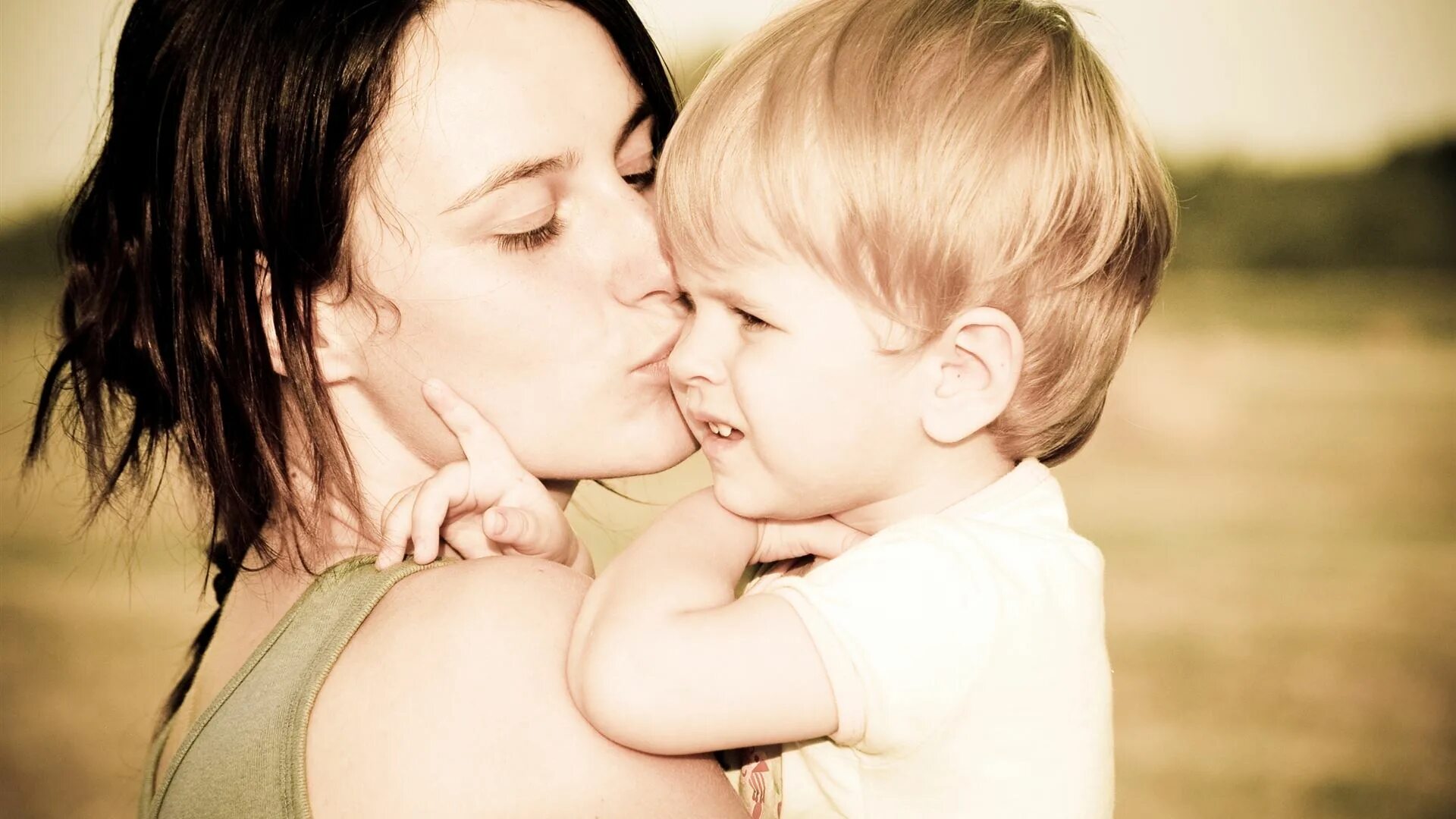 Поцелуй маму видео. Мать с ребенком. Женщина с ребенком. Любовь к ребенку. Мама картинка для детей.