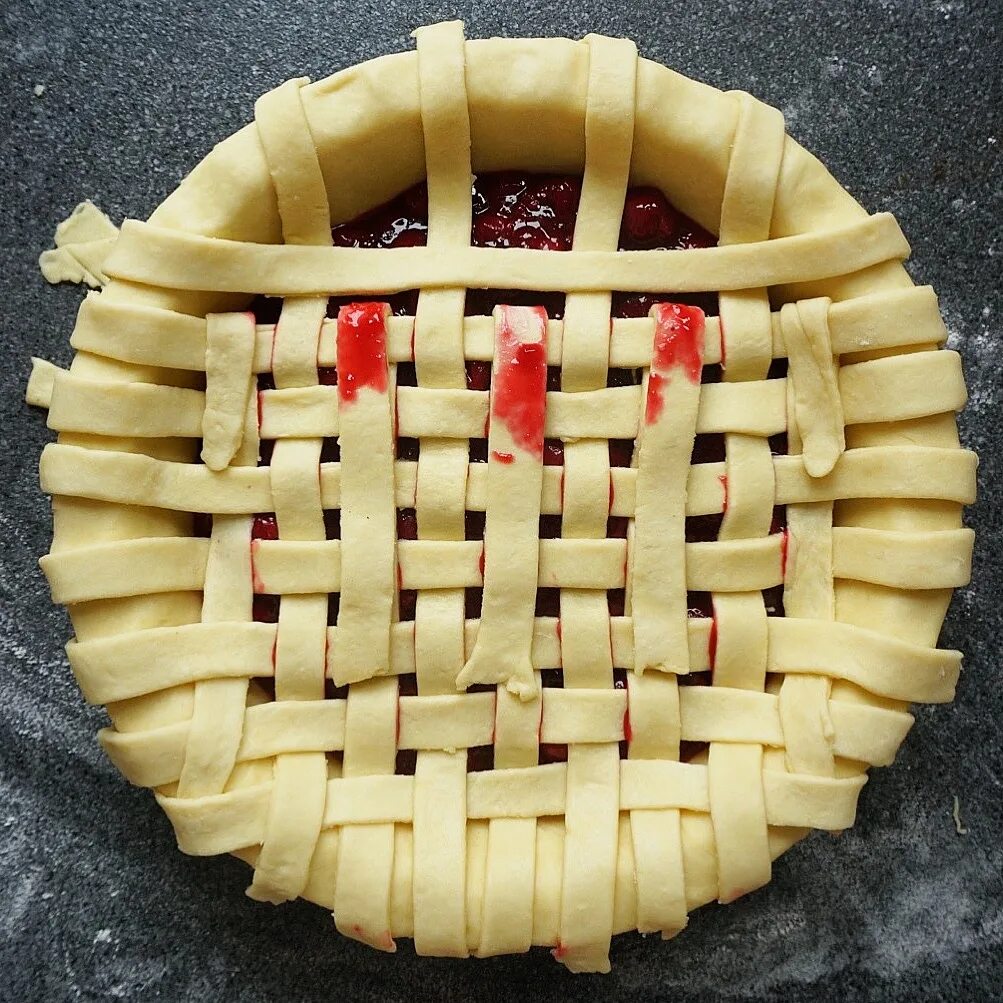 Нож для резки теста сеточкой. Надрезы на пироге. Украшение пирогов. Сетка из теста для пирога. Решетка из теста для пирога.