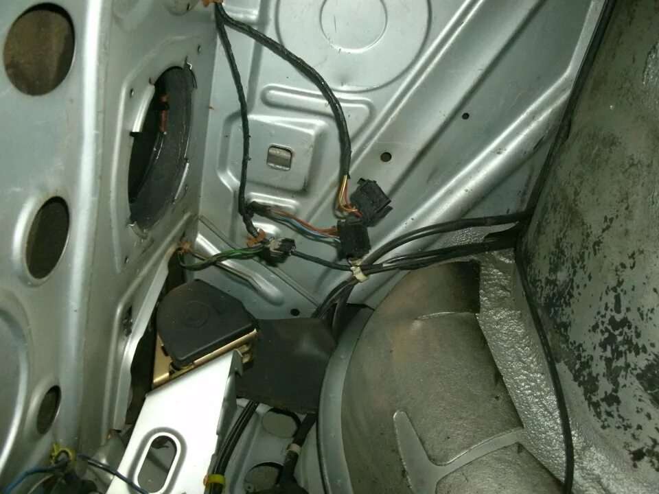 Как подключить задние динамики. Ауди 100 задние динамики. ауди 100 c3 динамики штатные.