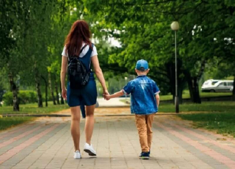 Мама ведет квадробера. Мама и школьник. Мама ведет квадробера. Мама ведет квадробера. Мама ведет квадробера.