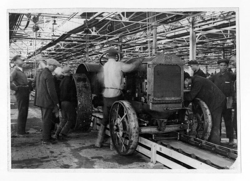 Стз тракторный. Сталинградский тракторный завод 1930. Первый трактор Сталинградского тракторного завода СТЗ-1. Волгоградский тракторный завод в 1930. Трактор ХТЗ 1930.