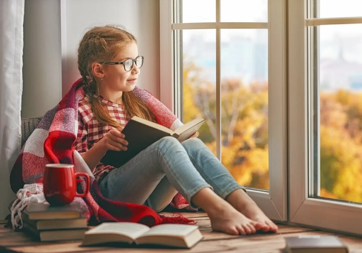 Читаю дома картинки. Кресло для чтения. окно для чтения. человек с книгой у окна. девочка сидит дома.