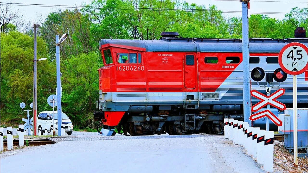 Железнодорожный переезд. Поезд на переезде. Железные тепловозы.