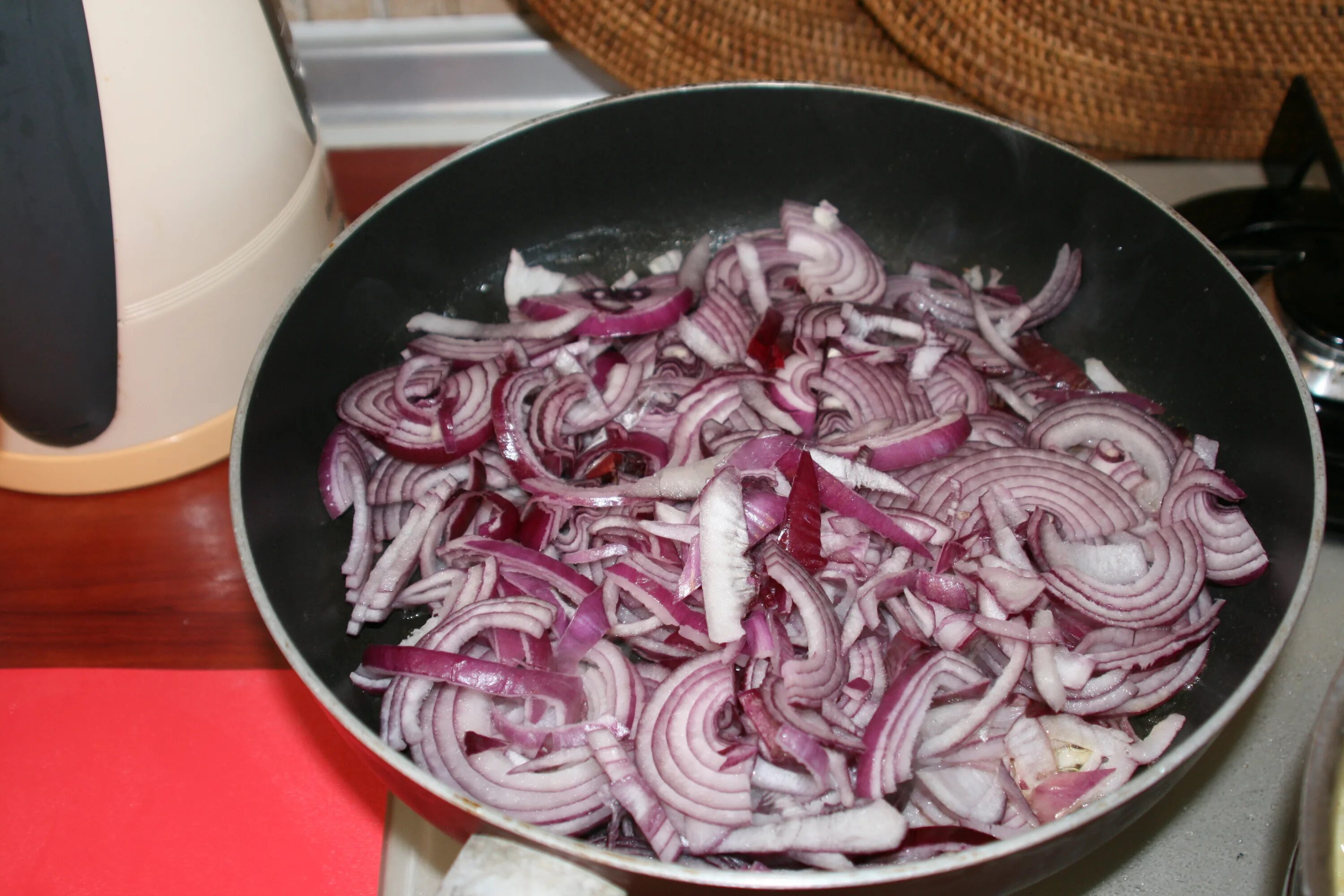 Красный лук полукольцами. Жаренный красный лук. Красный лук на сковороде. Жареный красный лук. Красный лук жарить можно