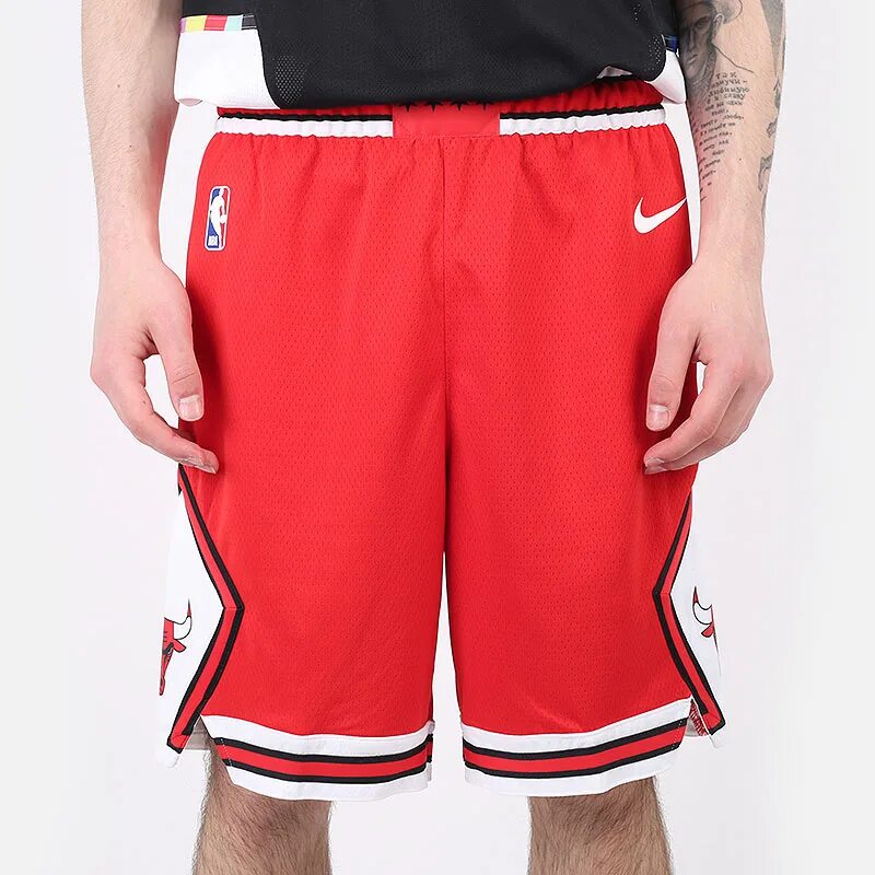 Купить красные шорты. Шорты Nike Chicago bulls. Красные баскетбольные шорты Nike bulls. Шорты Chicago bulls. Шорты Nike НБА Swingman.