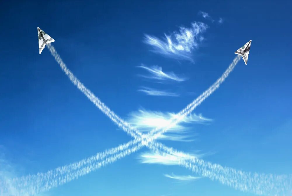 Несколько самолетов в небе. Два самолета в небе. Самолеты летят в разные стороны. Бумажный самолетик в небе. Самолеты в разные стороны.