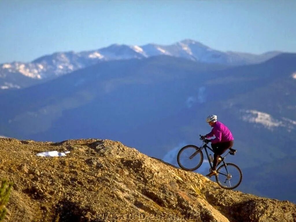 Велосипед едет в гору. Велосипед в горах. Велосипедист в горах. Велики и горы. Велосипед на фоне гор.