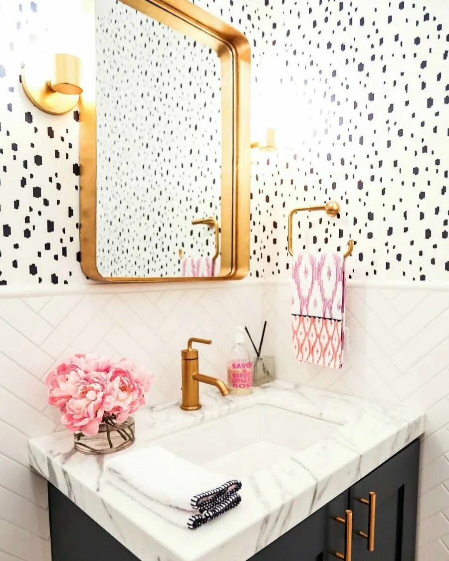 Чем можно обклеить ванную. Декор ванной комнаты. Декор стен в ванной. Декор для ванной комнаты на стену. Декор плитка для ванной.
