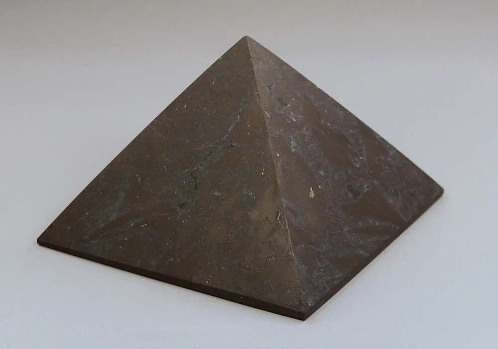 Пирамидка из шунгита. Шунгит. Пирамида шунгит, 7,5 см. Пирамидка из шунгита. Пирамидка из шунгита.